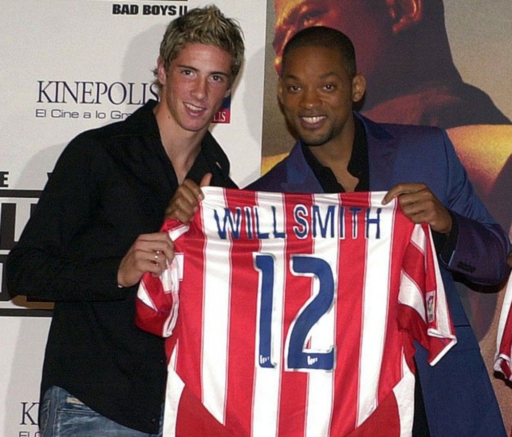 Will Smith lució orgulloso la camiseta del Atlético de Madrid. AP
