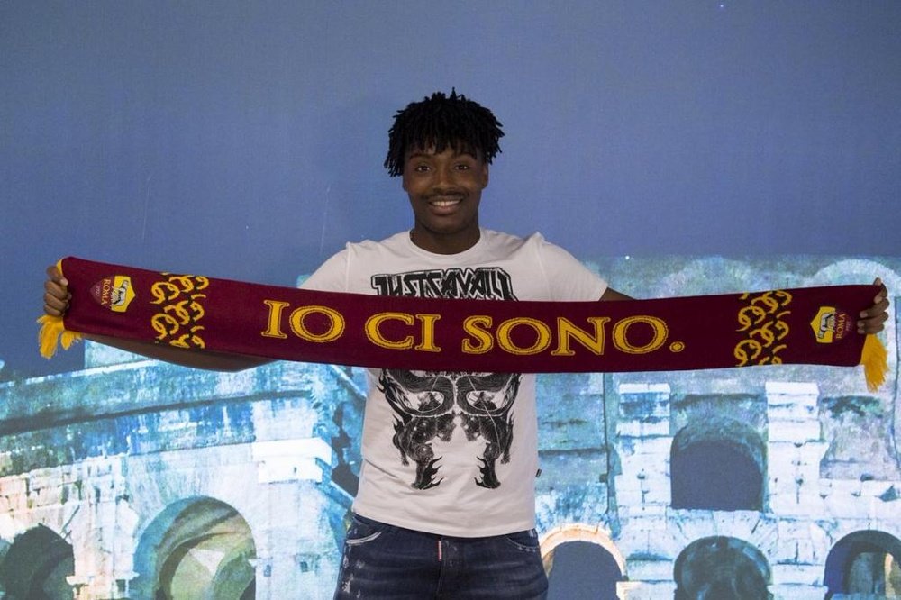 Le défenseur central est le nouveau joueur de l'AS Roma. Twitter/ASRoma