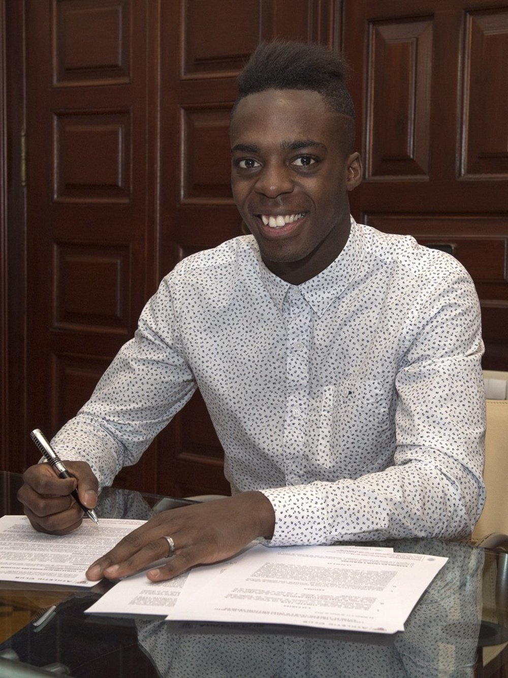 Williams durante la firma de ampliación de contrato con el Athletic. Athletic-club.eus