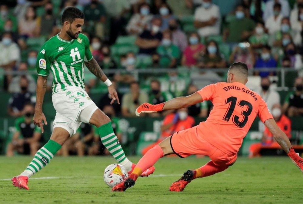 Willian José, en un mano a mano con David Soria durante el Real Betis-Getafe. EFE