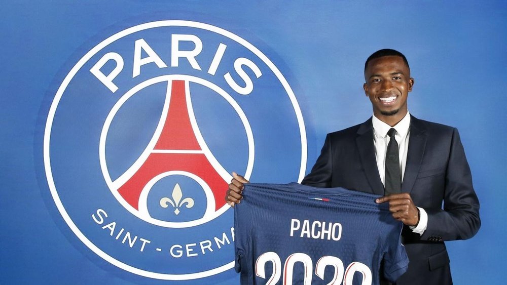 Willian Pacho joins PSG from German club Eintracht. Twitter/PSG