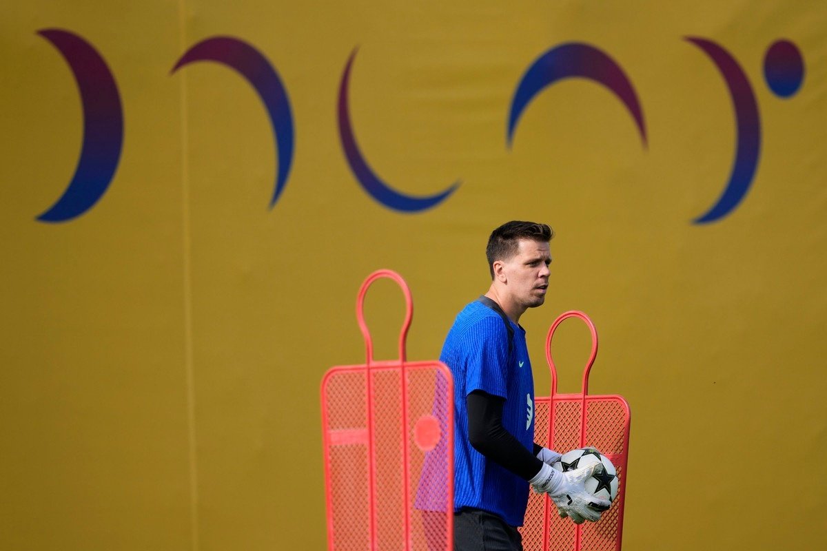 Szczesny descolgó los guantes por la llamada del Barça. EFE