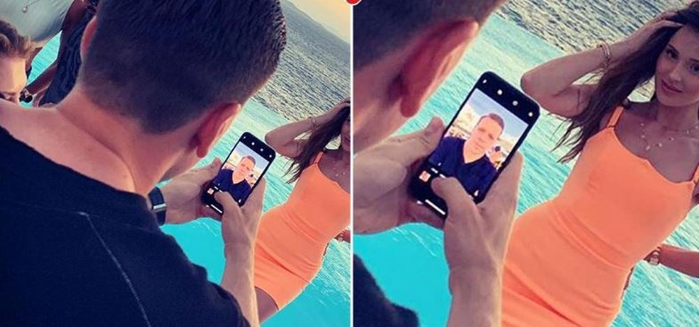 Szczesny troleó a su novia en vez de sacarle una fotografía. EsporteInterativo