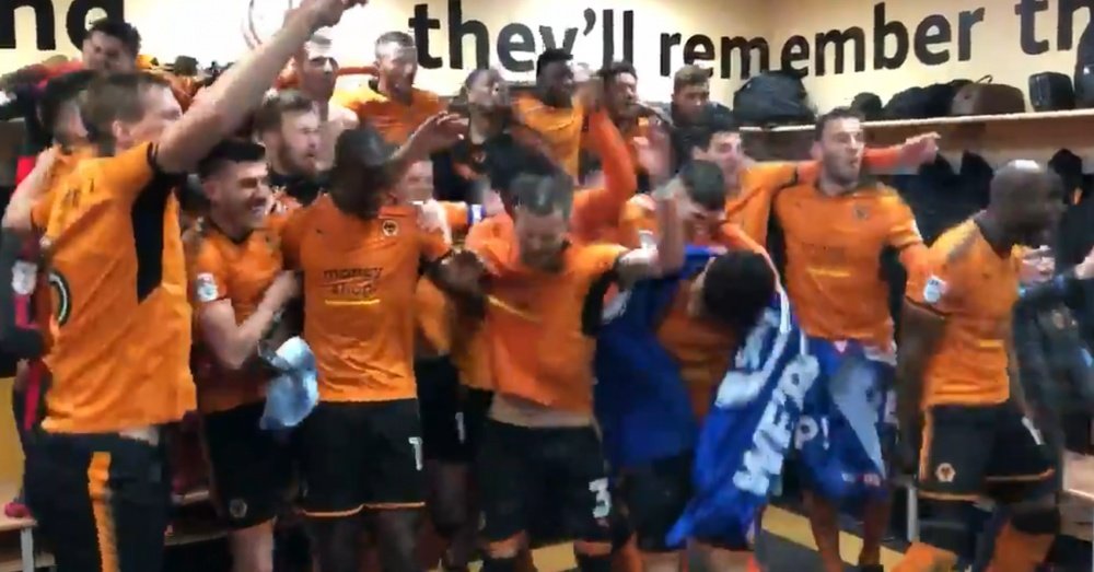 Wolves celebrated with beer in the dressing room. Captura