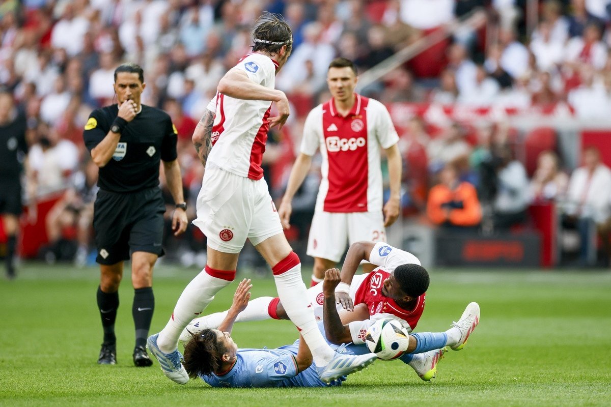 Jorrel Hato on verge of Chelsea move as deal nears completion