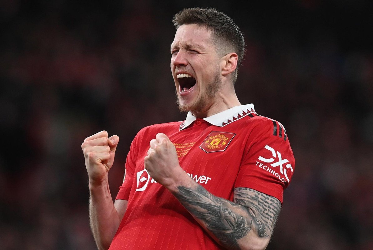 According to 'TalkSPORT', Manchester United will not sign Wout Weghorst permanently as the striker has not lived up to their expectations. Nevertheless, could continue playing in the Premier League next season for both Burnley and Everton, who are interested in signing him.