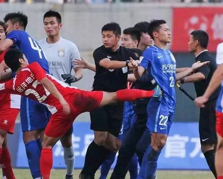 ¡Batalla campal en el fútbol chino!