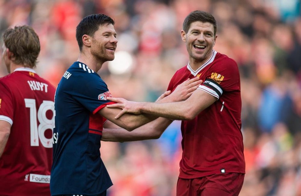 Xabi y Gerrard compartieron equipo durante 45 minutos y también fueron rivales. LiverpoolFC