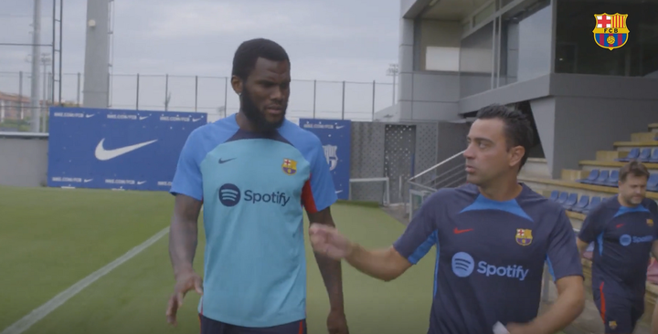 Xavi explained to Kessie the role he had in mind for him. Screenshot/FCBarcelona