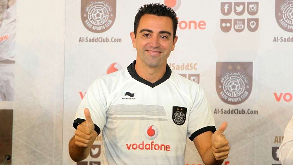 Xavi Hernández posa con la camiseta del Al Sadd.