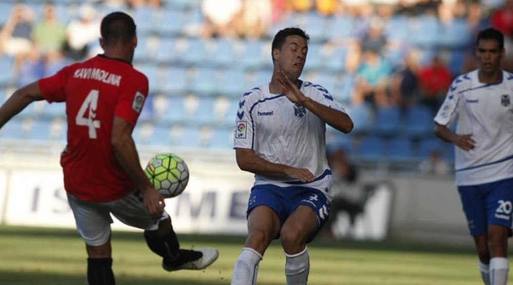 Xavi Molina centra un balón en el partido entre el Nàstic y el Tenerife. Twitter