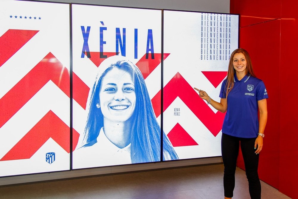 Xènia Pérez após assinar o contrato com o Atlético de Madrid. AtletiFemenino