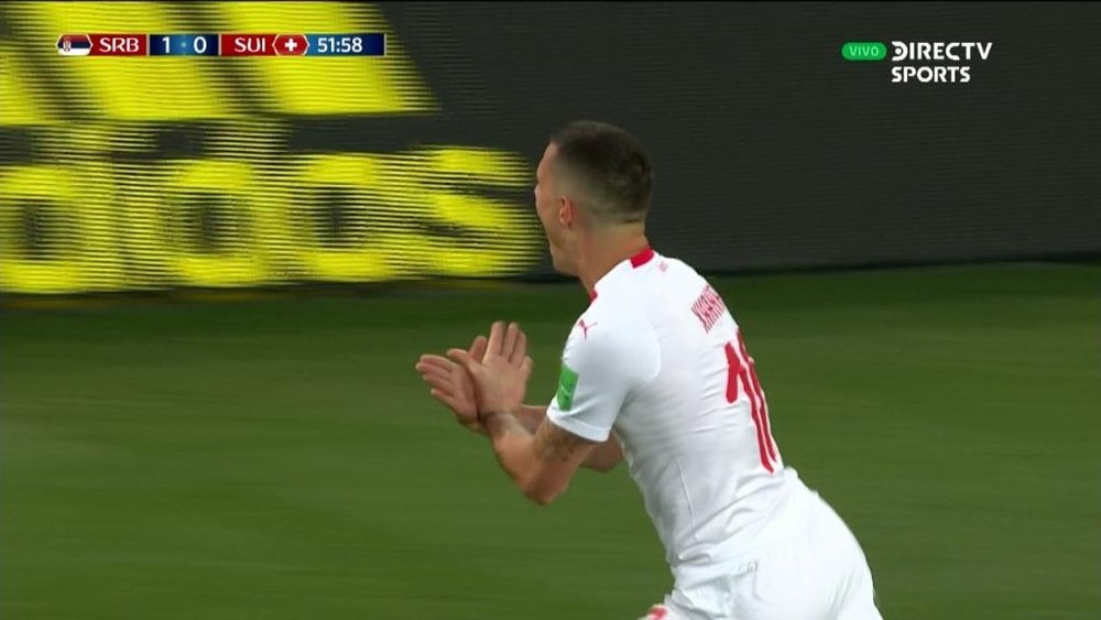 Xhaka, celebrando su gol ante Suiza haciendo un gesto nacionalista albanés. Captura