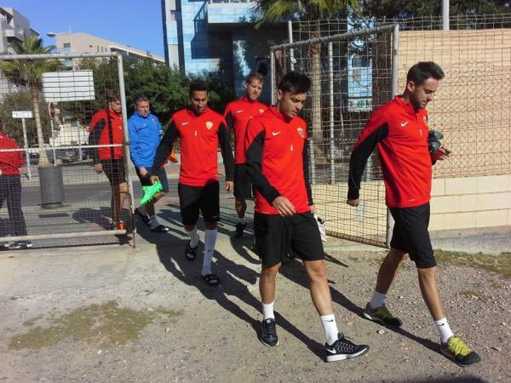 Ximo Navarro abandona un entrenamiento del Almería. Twitter