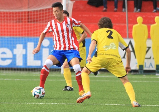 Xu Xin conduciendo el balón en un partido ante el Villanueva del Pardillo. ClubAtléticodeMadrid.