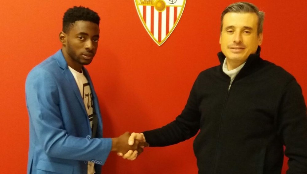 Yan Brice firma con el Almería. SevillaAtlético