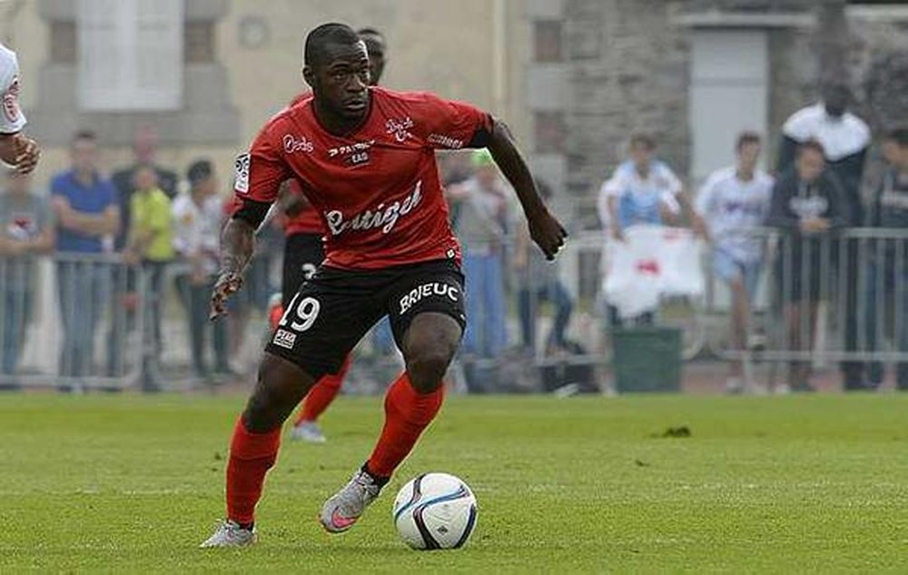 Yannis Salibur, jugador del Guingamp, es el jugador de Europa que más veces ha lanzado a puerta sin llegar a marcar. Twitter.