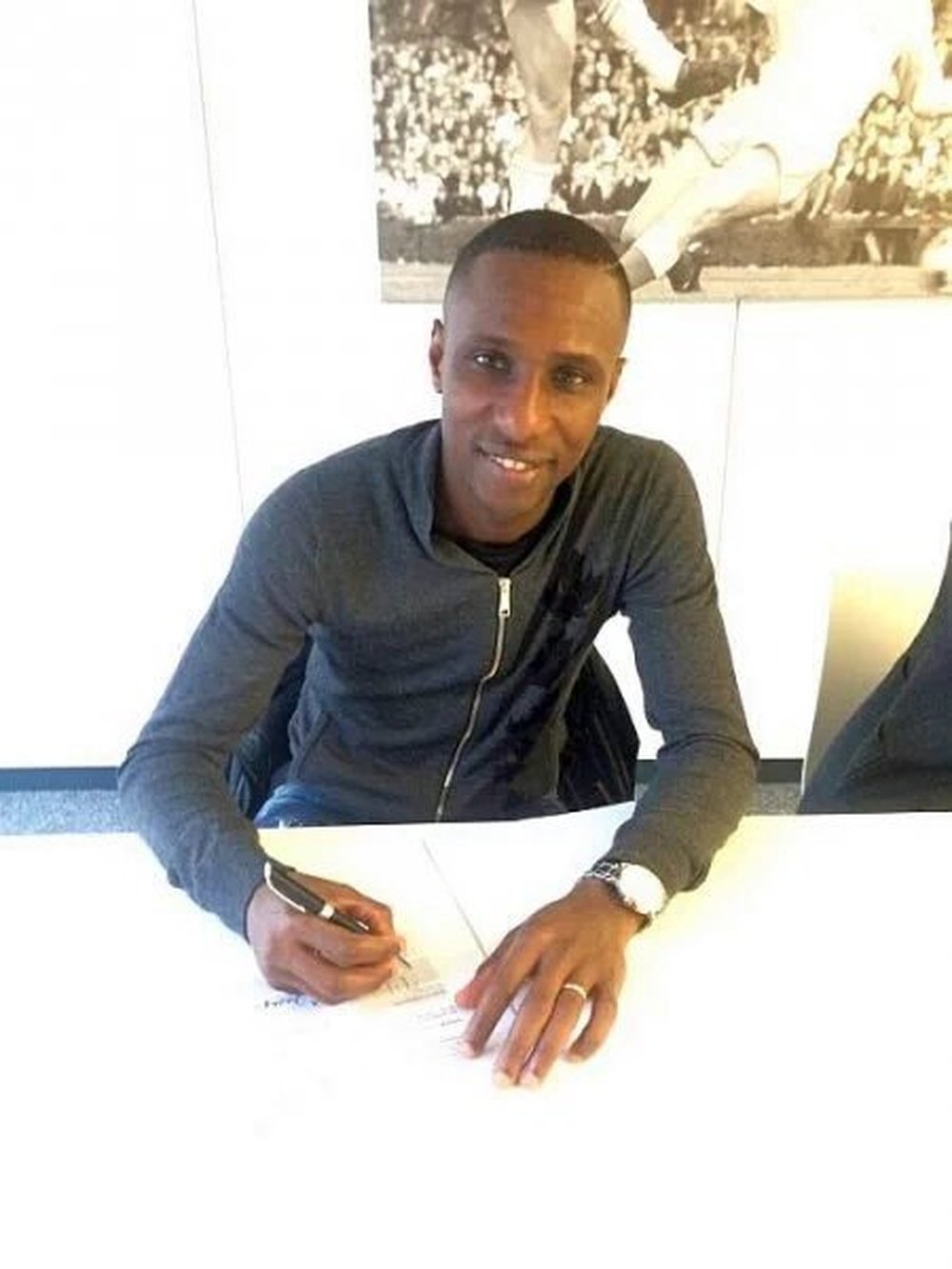 Yapi, firmando su nuevo contrato con el Zurich. Twitter
