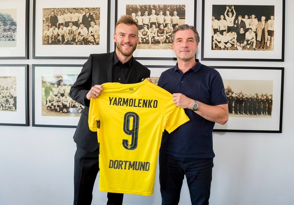 Yarmolenko posa con la camiseta del Borussia Dortmund. BVB
