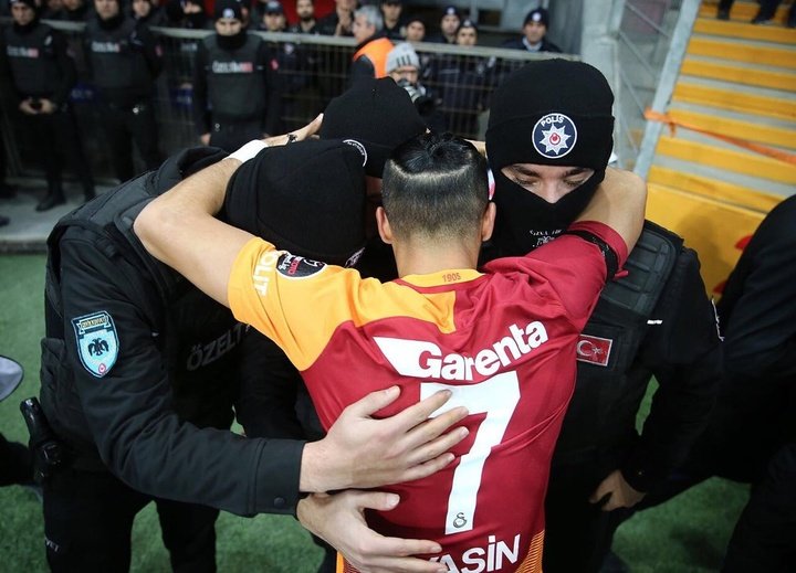 La espectacular celebración del Galatasaray para homenajear a la Policía
