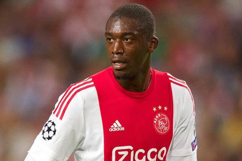 Yaya Sanogo no estaría aprovechando su estancia en el Ajax, que estudia devolver al jugador al Arsenal este invierno. Twitter.