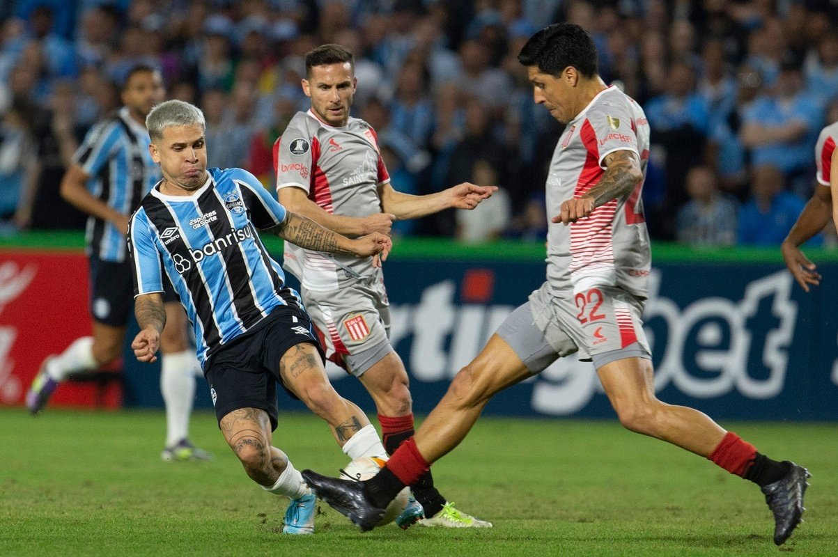 O Grêmio cedeu um empate de 1 a 1, ao Estudiantes de La Plata neste sábado e desperdiçou a oportunidade de tirar a liderança do Grupo C da Copa Libertadores do The Strongest, com isso enfrentará o atual campeão Fluminense nas oitavas de final.
