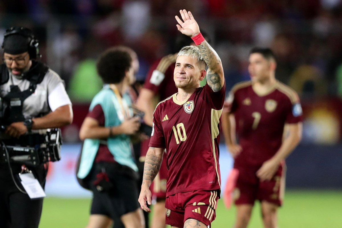 La Selección de Venezuela venció en casa (2-0) a Bolivia para mantener vivo el sueño de clasificar al Mundial. Un autogol de Héctor Cuellar y el tanto de Salomón Rondón fueron definitivos.