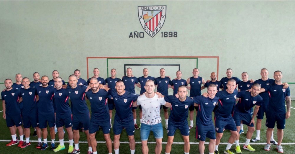 Yeray juntamente com todos os seus companheiros de cabelos rapados. AthleticClub