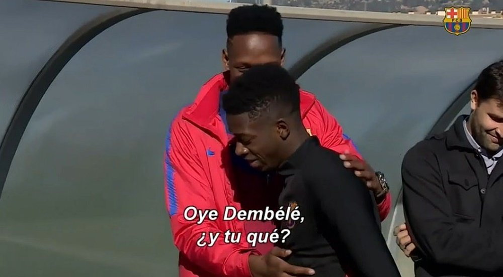 Yerry Mina bromeó con Dembélé durante sus primeras horas como azulgrana. Captura