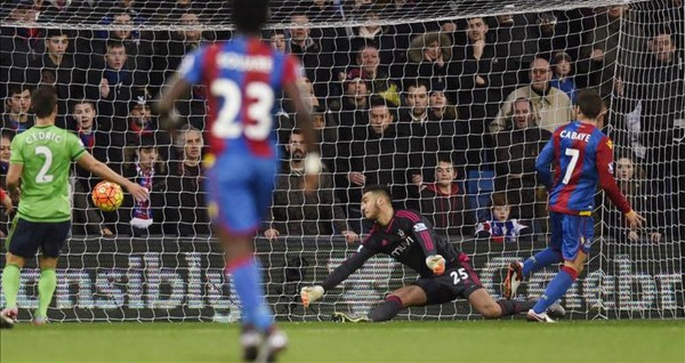 Yohan Cabaye marcó para el Palace, empatado a puntos con el Tottenham. Twitter
