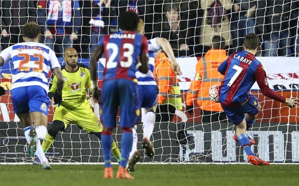 Yohan Cabaye abrió el marcador para el Crystal Palace ante el Reading desde el punto de penalti. AFP