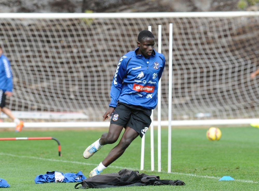 Younousse Diop, nuevo jugador del Mérida cedido por el Tenerife, en un entrenamiento con el club insular. Twitter