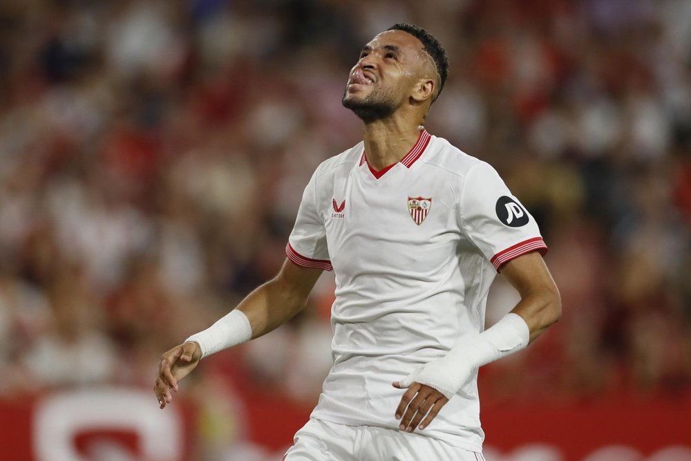 Youssef En-Nesyri se lamenta en el Sevilla-Valencia de Primera División 2023-24. EFE/José Manuel Vidal