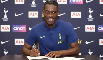 Tottenham sai na frente e contrata Yves Bissouma. Twitter/SpursOfficial