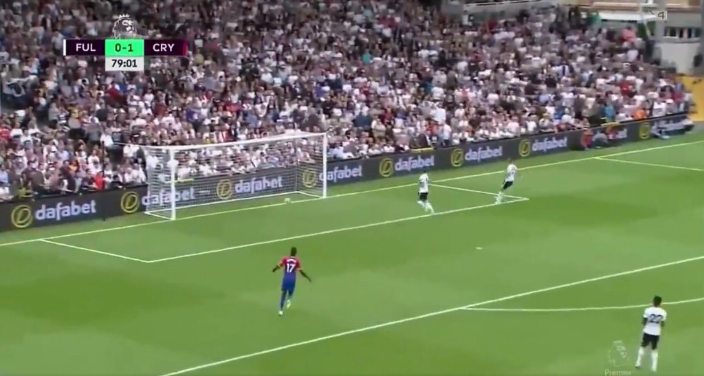 Zaha scores Crystal Palace's second against Fulham. Captura