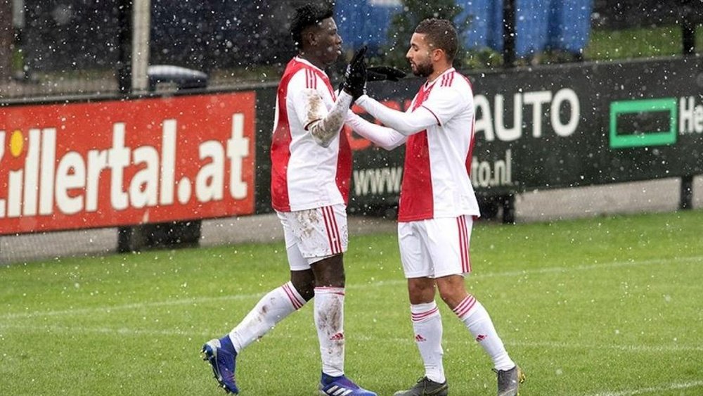 Labyad (d) puede salir del Ajax pronto. Ajax