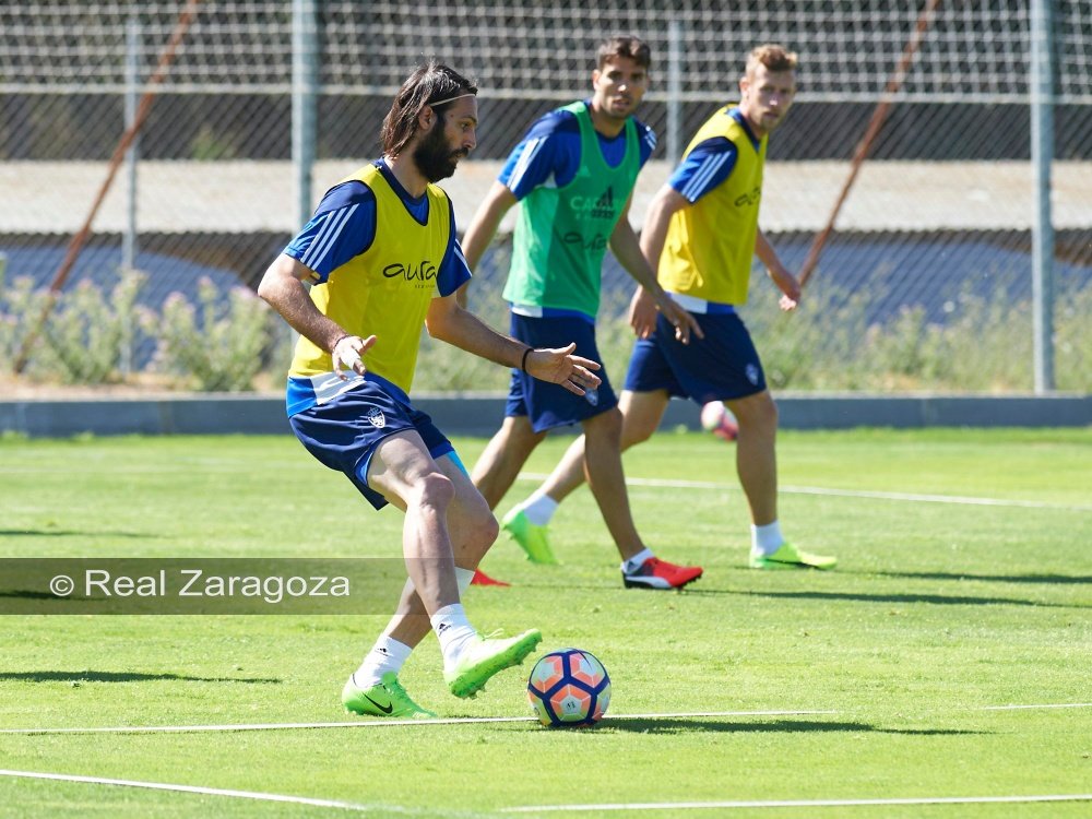 El Zaragoza prepara su próximo partido frente al Girona con dos ausencias. REALZARAGOZA