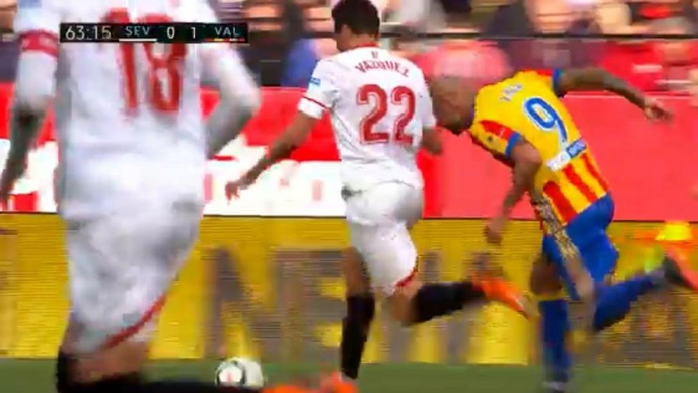 Zaza tried to fool the referee into awarding a foul in a bizarre fashion. Screenshot/beINLaLiga