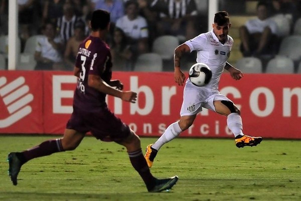 Zeca, jugador del Santos, pone un centro durante un partido de Serie A. SantosFC
