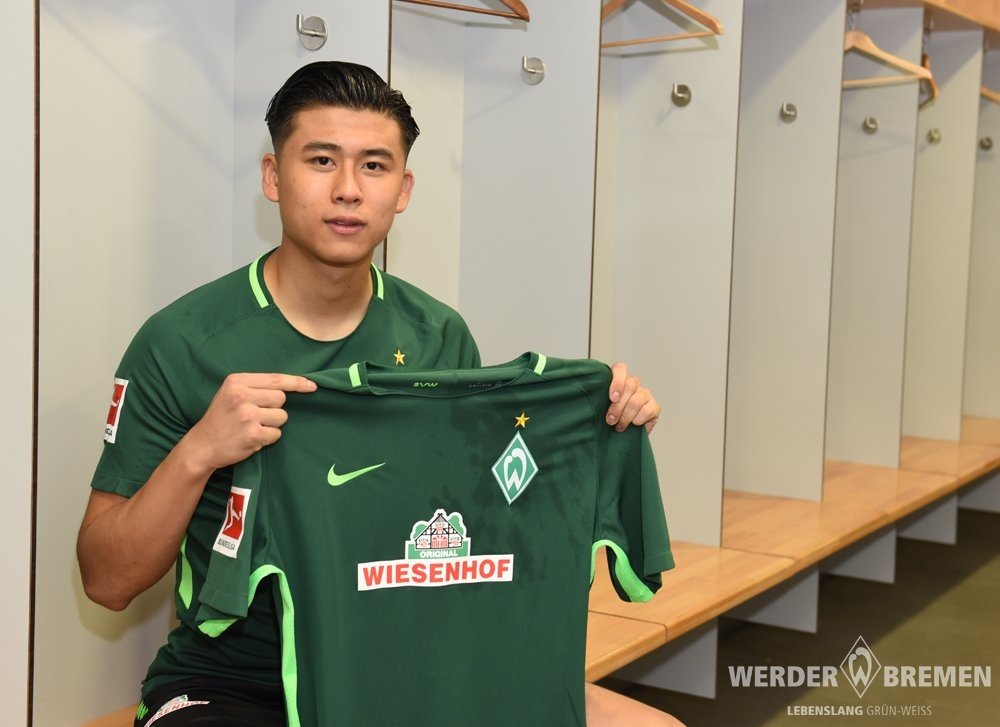 O atacante chinês de 20 anos abraça uma experiência na Bundesliga. Twitter/Werder Bremen
