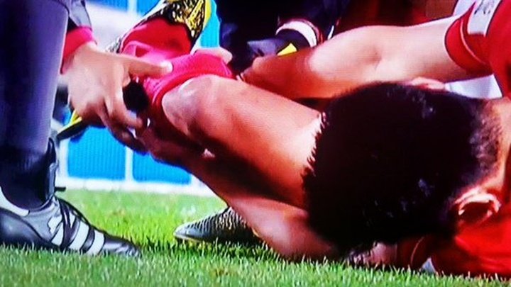 Espeluznante lesión de un jugador del Guangzhou contra el Barça