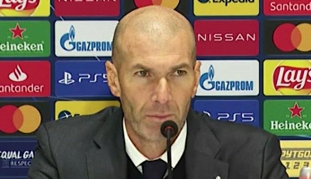 Zidane não hesitou em elogiar Benzema pelo jogo. Captura/RealMadridTV