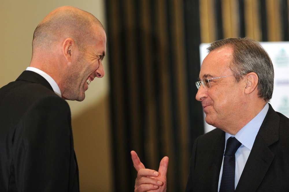 Zidane y Florentino mantuvieron una cumbre en UCLA para hablar de fichajes. AFP