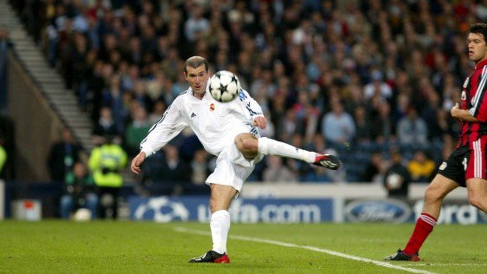 Zidane dibujó en la final de 2002 una de las voleas más preciosas que se recuerdan. UEFA
