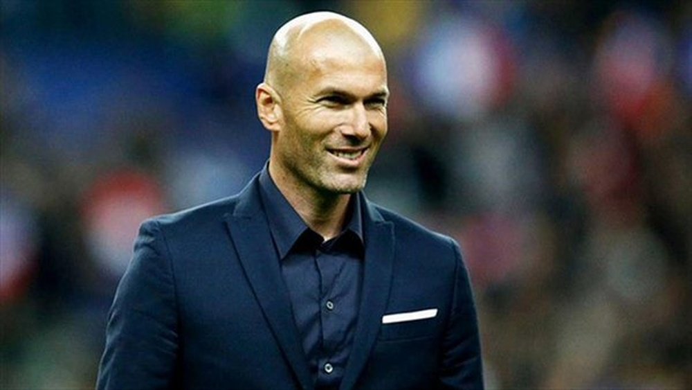 Zidane posa con traje. Twitter