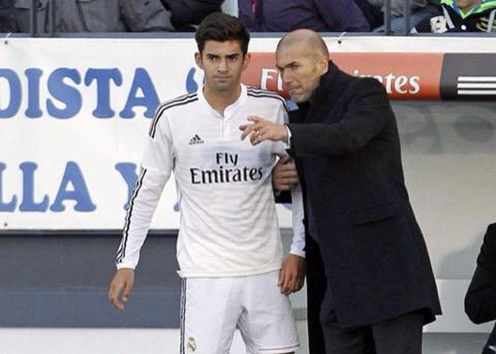 Zidane y su hijo Enzo Zidane, con el Real Madrid. Twitter