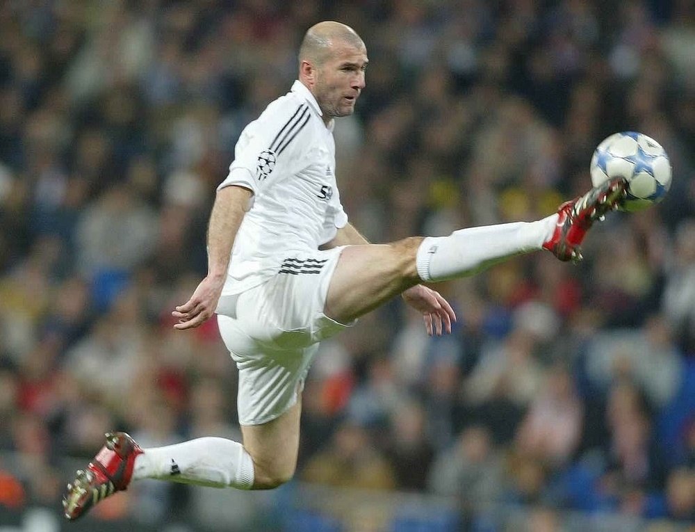 Zinedine Zidane, en un partido de Champions League con el Real Madrid.