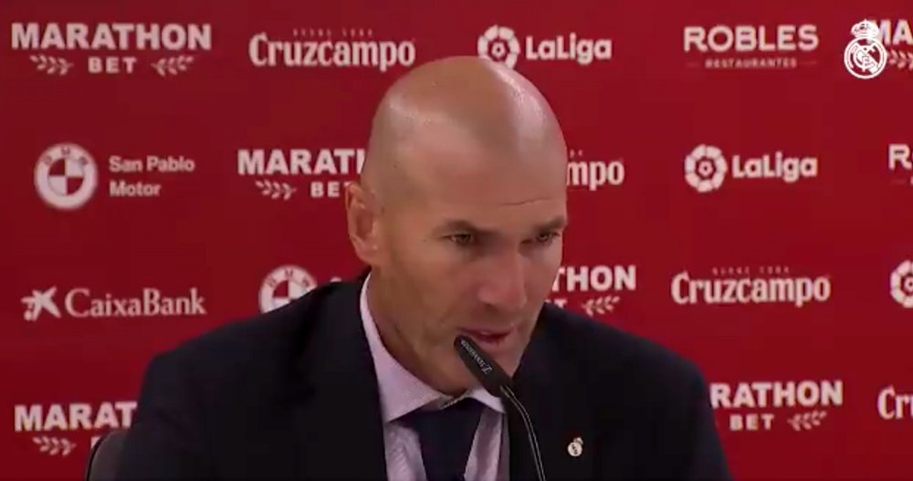 Zidane, contento con sus jugadores. Captura/Twitter/realmadrid