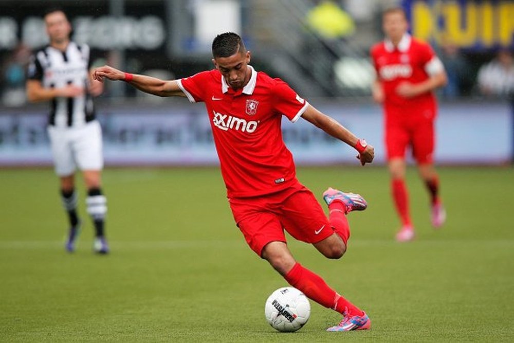 Ziyech disputa un partido con el Twente. Twitter