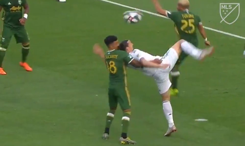 Sólo el palo evitó el gol en la última acrobacia de Ibrahimovic. Captura/MLS
